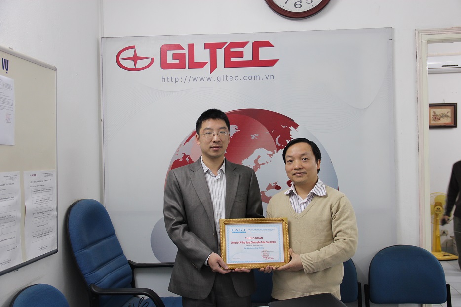 Ông Nguyễn Duy Hiển trao chứng nhận đại lý cho GLTEC