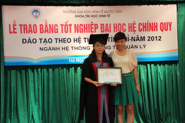 Cô Song Minh Trưởng khoa Tin học Kinh tế nhận tài trợ quỹ Phát trển nhân lực từ phía FAST
