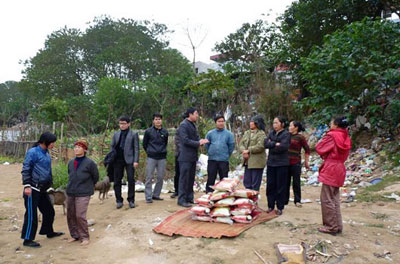 VP FAST Hà Nội tặng gạo cho bà con làng nổi nghèo ven sông Hồng
