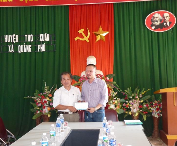 Trao 10.000.000 cho đại diện xã Phú Quang - Bí thư Phạm Văn Thư