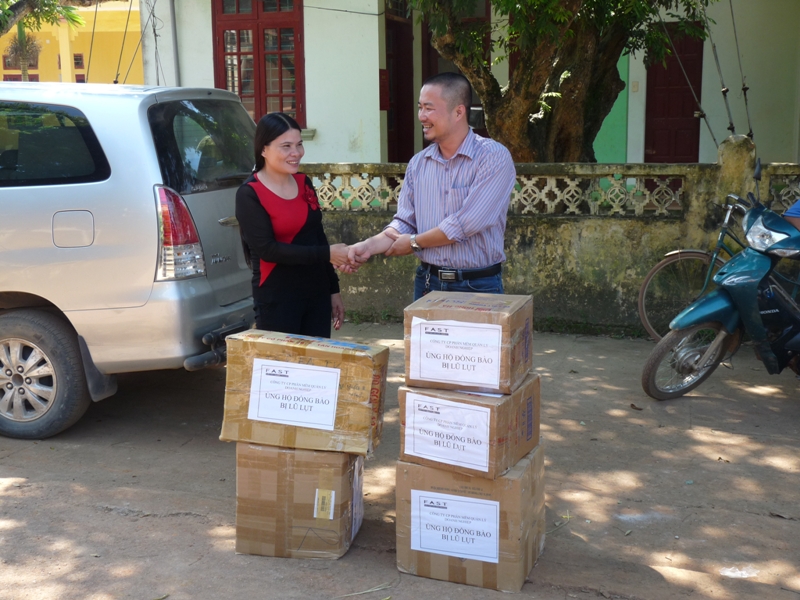 Trao 5 thùng sách vở cho trường Tiểu học xã Phú Quang - Hiệu trưởng Lê Thị Dung