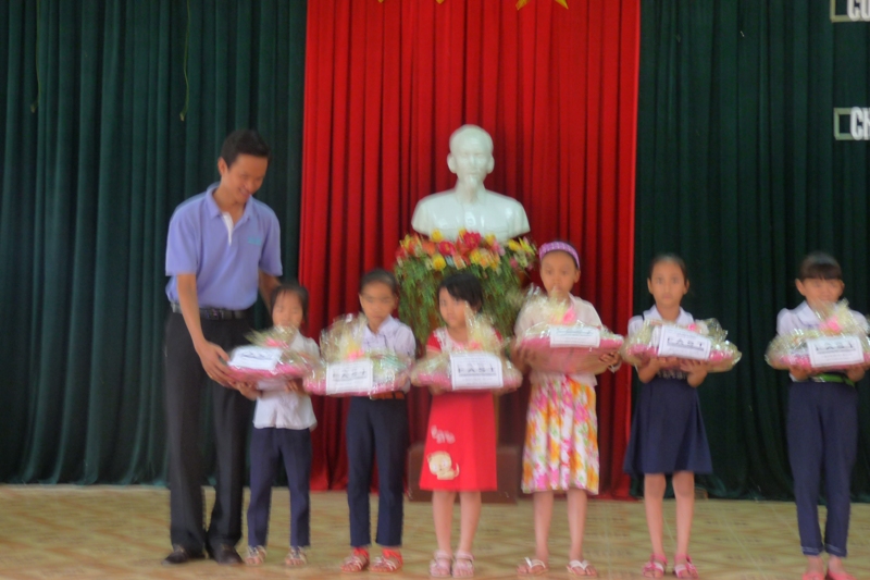 Trao quà cho học sinh nghèo tại xã Hòa Vang