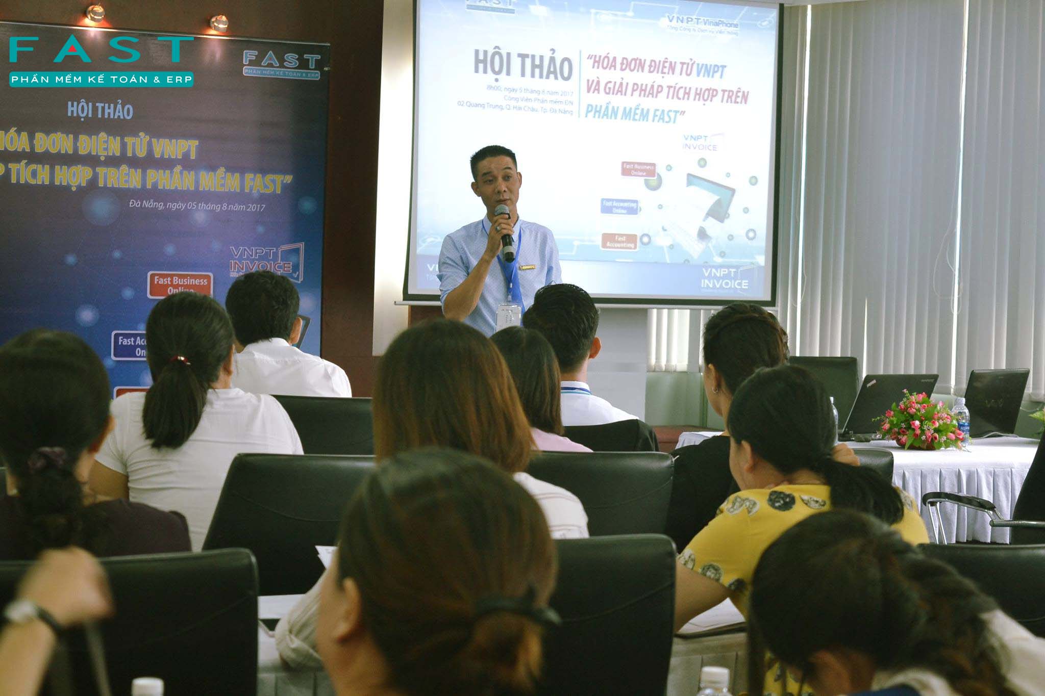 anh Trần Quang Hưng - Giám đốc khối giải pháp Doanh nghiệp VNPT - Trung tâm hỗ trợ bán hàng miền Trung giới thiệu về HĐ ĐT VNPT E-invoice và cách thức triển khai
