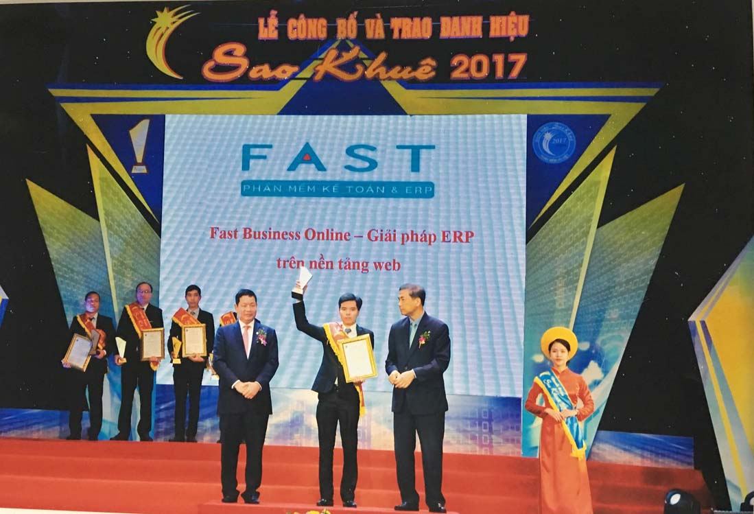 Đại diện FAST nhận giải thưởng Sao Khuê 2017
