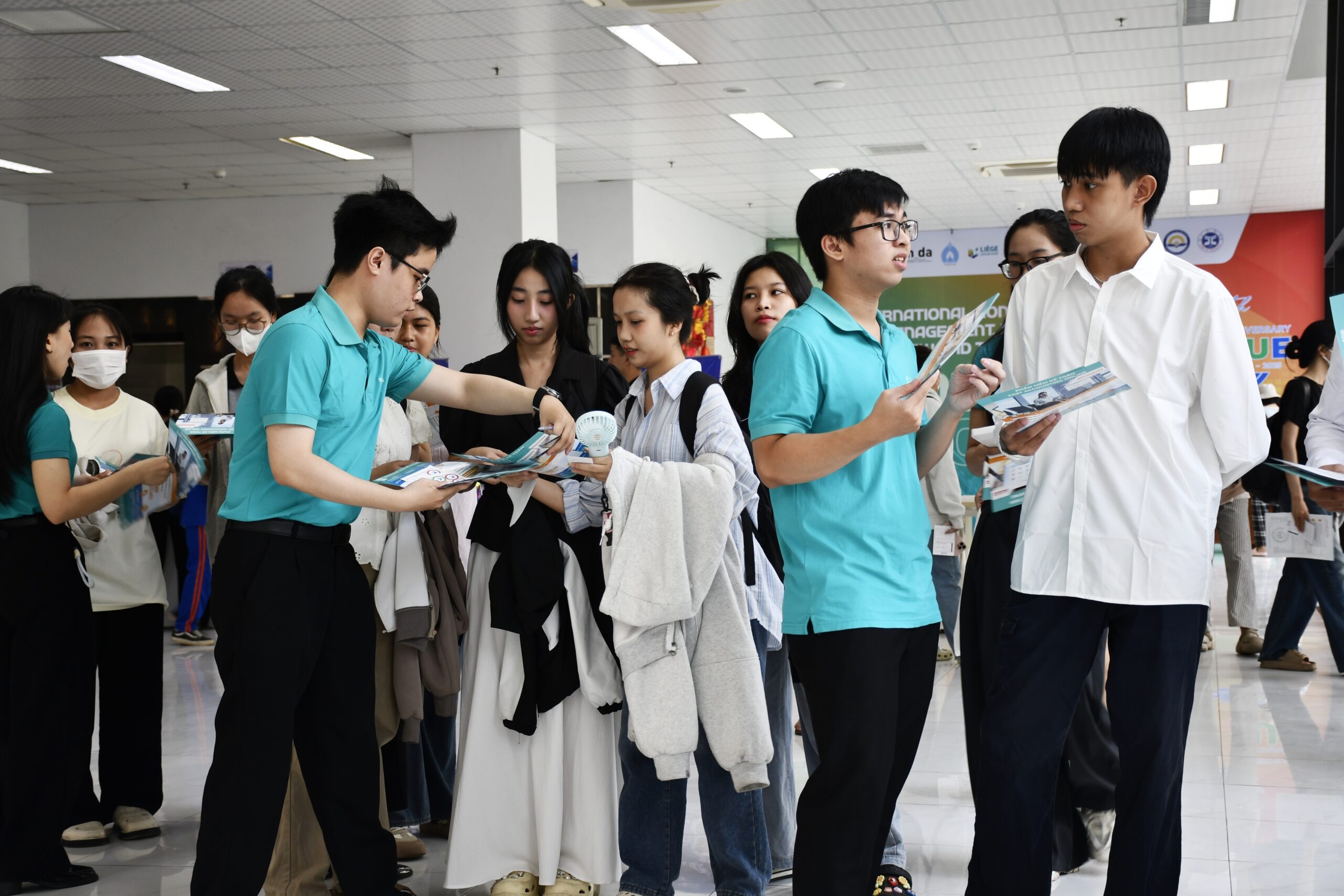 Các chuyên viên của FAST tư vấn, giải đáp thắc mắc cho khách tham dự