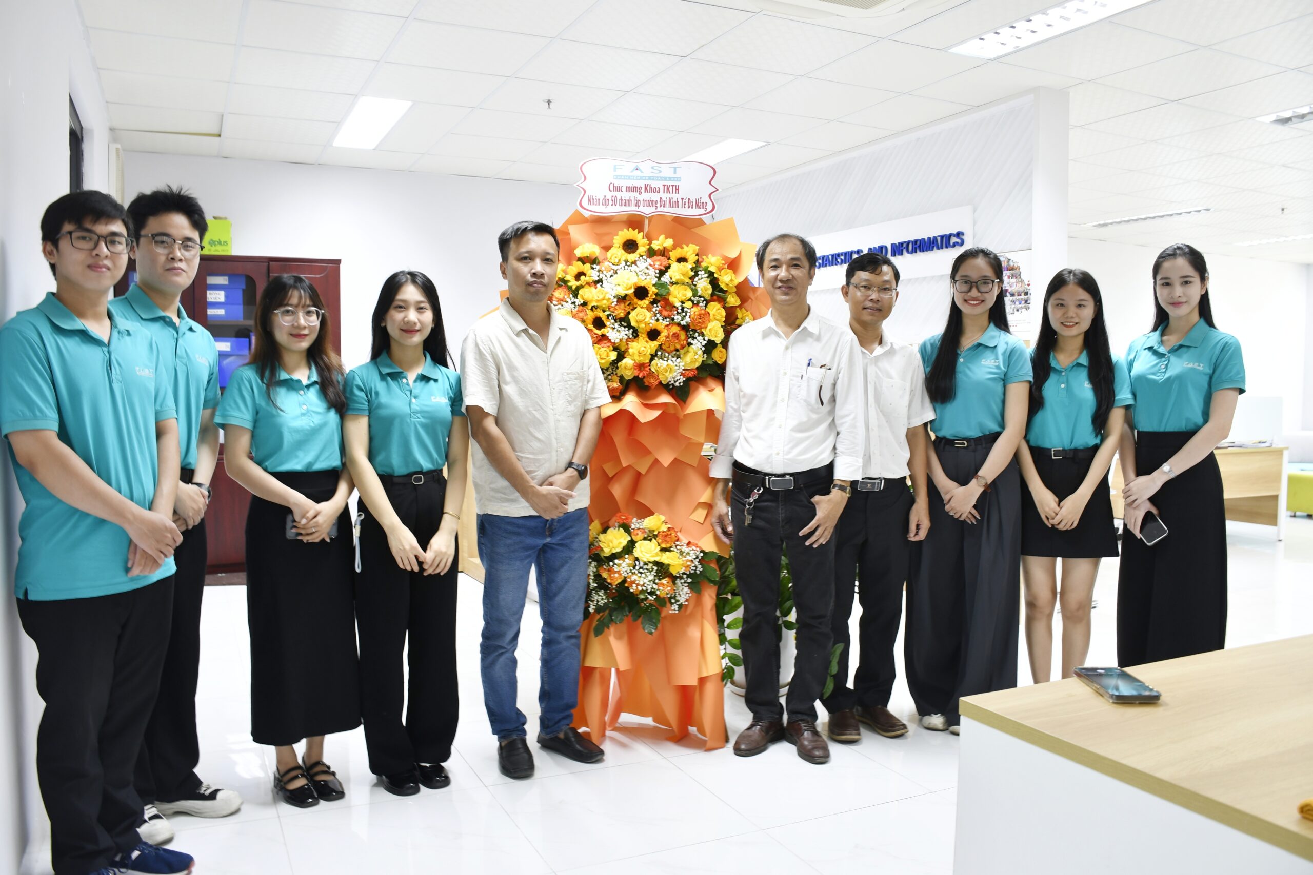 Đại diện FAST tặng hoa chúc mừng nhân dịp 50 năm thành lập Trường Đại học Kinh tế – Đại học Đà Nẵng
