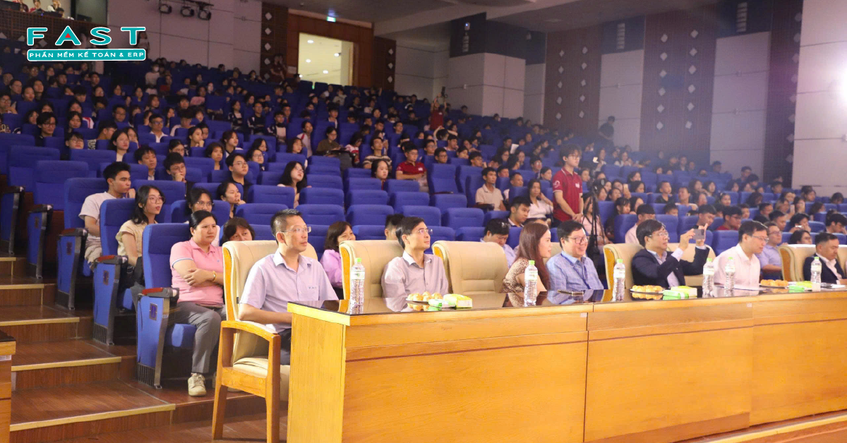 Các đại diện doanh nghiệp, cán bộ nhà trường và đông đảo sinh viên tham dự