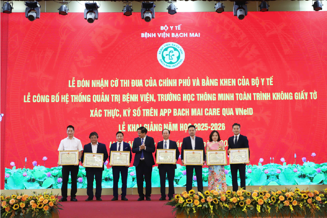 Ông Lê Khắc Bình (bìa trái) nhận giấy khen từ Giám đốc Bệnh viện Bạch Mai