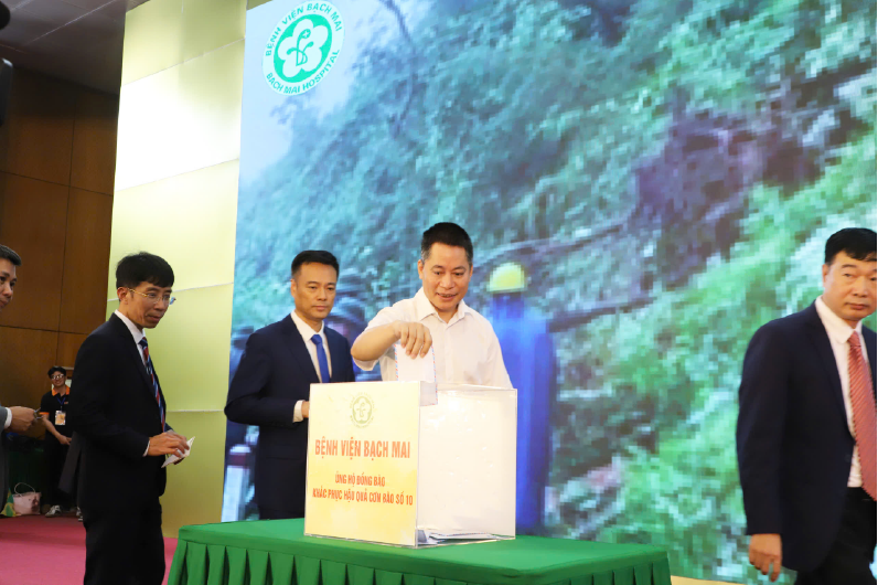 Đại diện FAST ủng hộ đồng bào khắc phục hậu quả cơn bão số 10