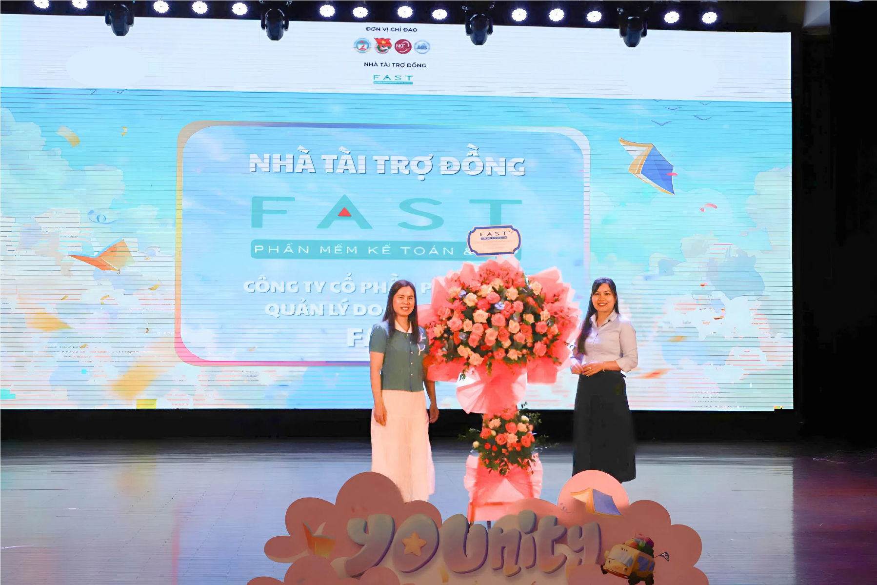 Chị Hạnh (bìa phải) gửi hoa chúc mừng sự kiện