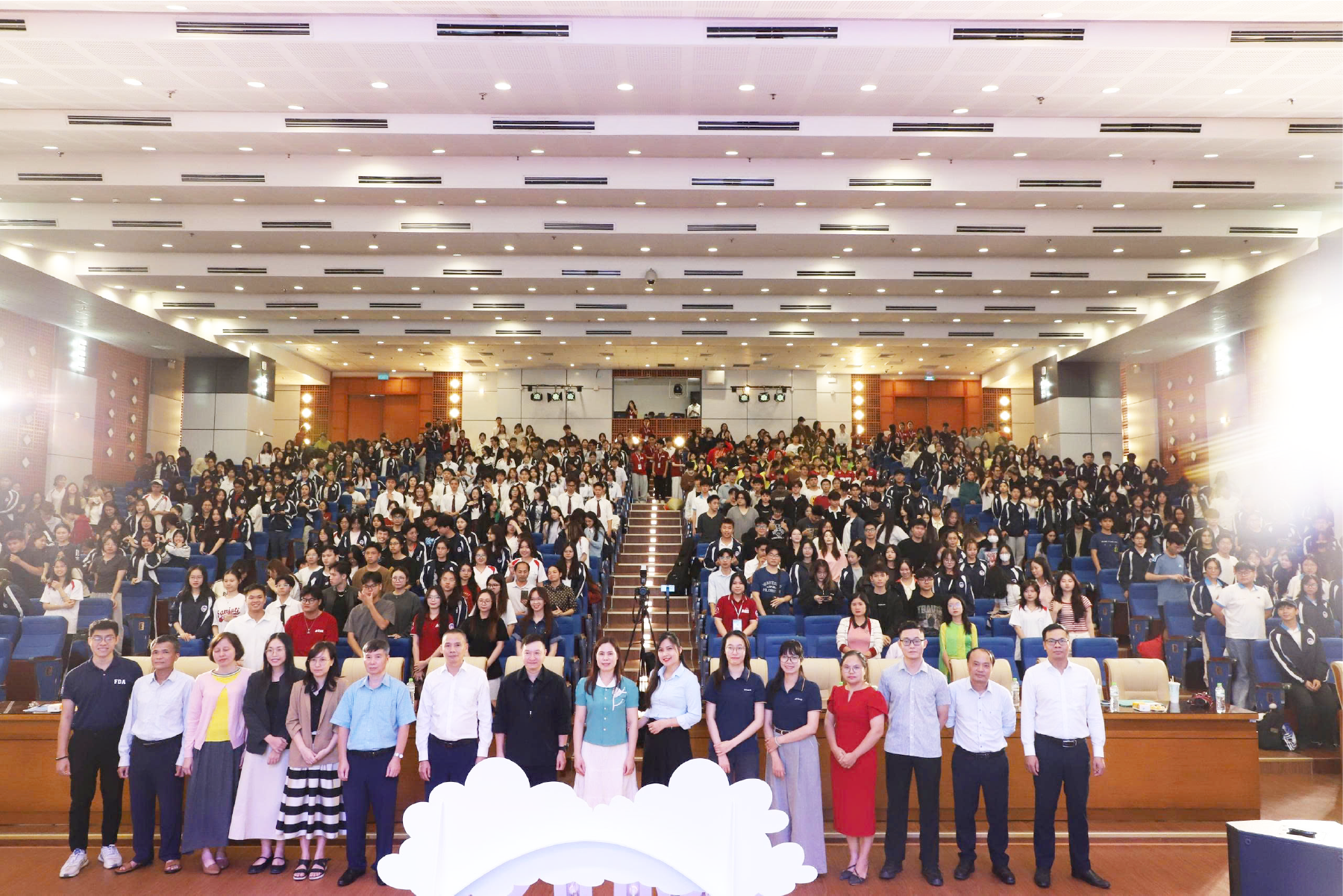 Chụp ảnh lưu niệm kết thúc Gala