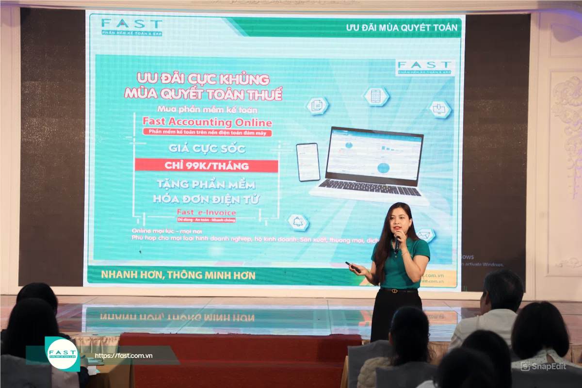 Chị Trần Thu Hạnh giới thiệu các giải pháp phần mềm hỗ trợ doanh nghiệp