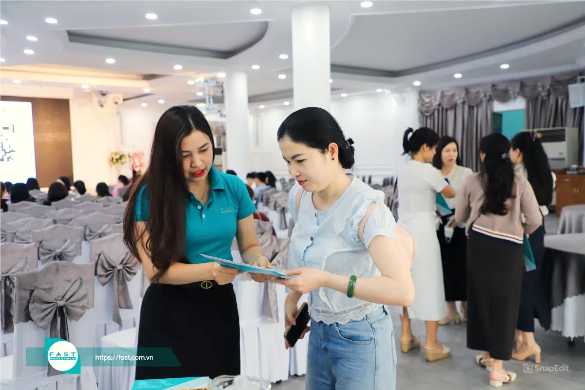 Chị Trần Thu Hạnh  tư vấn, giải đáp thắc mắc cho khách tham dự