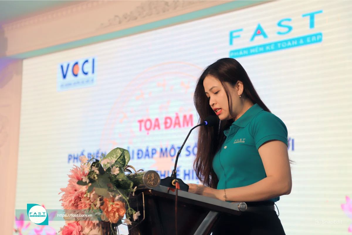 Chị Trần Thu Hạnh –  Trưởng nhóm PR Marketing/FAST Hà Nội có bài phát biểu tại buổi tọa đàm 