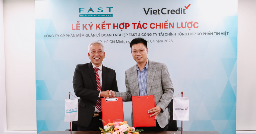 Đại diện FAST - Ông Nguyễn Đông Phong (bìa trái) - Phó Giám đốc FAST Chi nhánh TP.HCM ký kết hợp tác cũng VietCredit