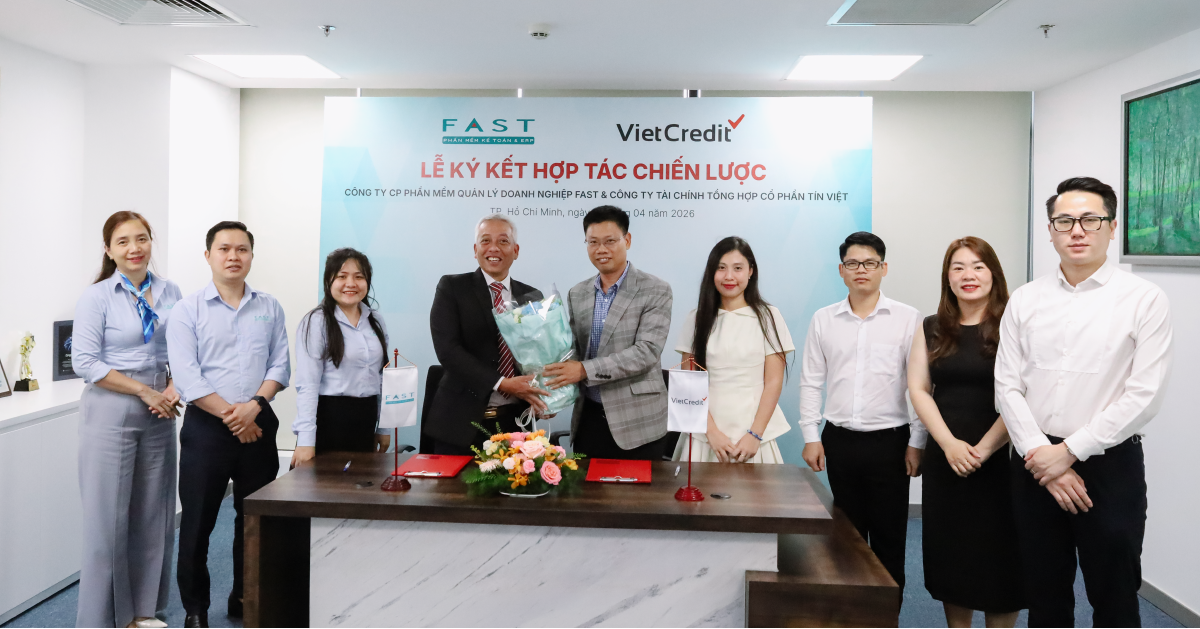 Đại diện cùng các thành viên của FAST và VietCredit chụp ảnh lưu niệm cuối buổi lễ
