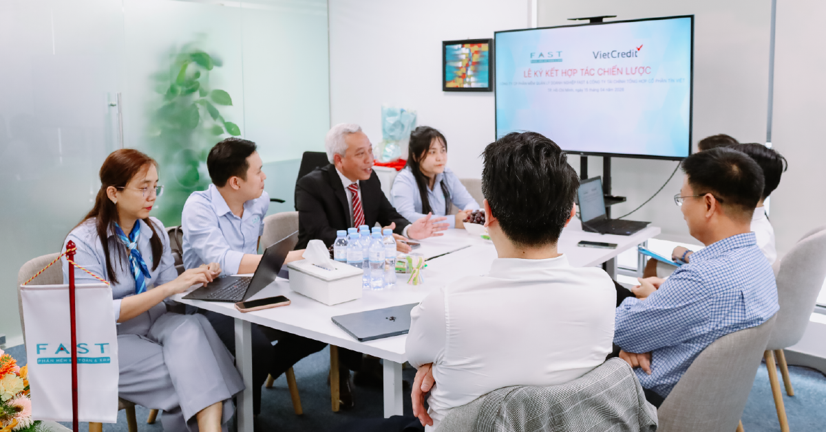Đại diện FAST và VietCredit trao đổi về các nội dung hợp tác triển khai giải pháp tài chính số.