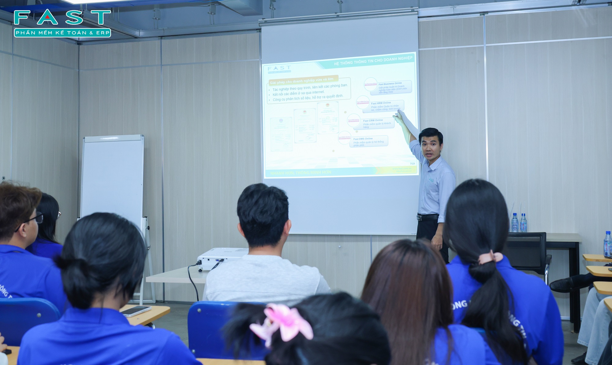 Sinh viên Đại học Mở TP.HCM tham quan văn phòng FAST
