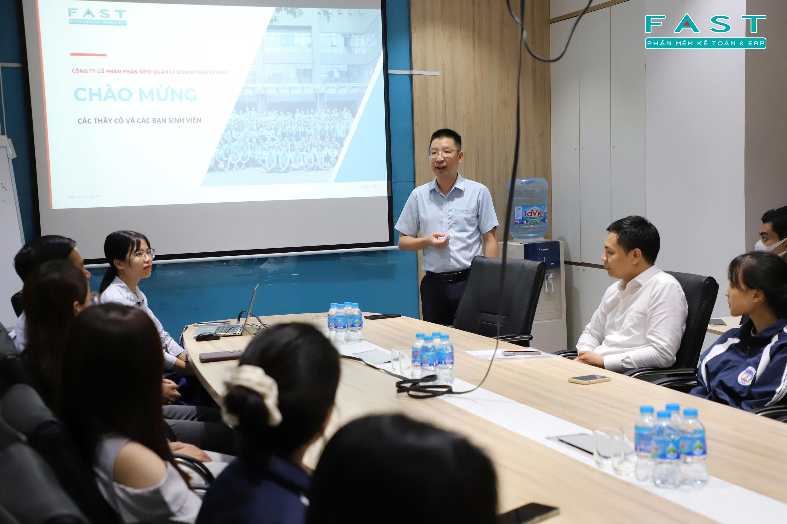 FAST và NEU tổ chức chương trình tham quan doanh nghiệp cho sinh viên 