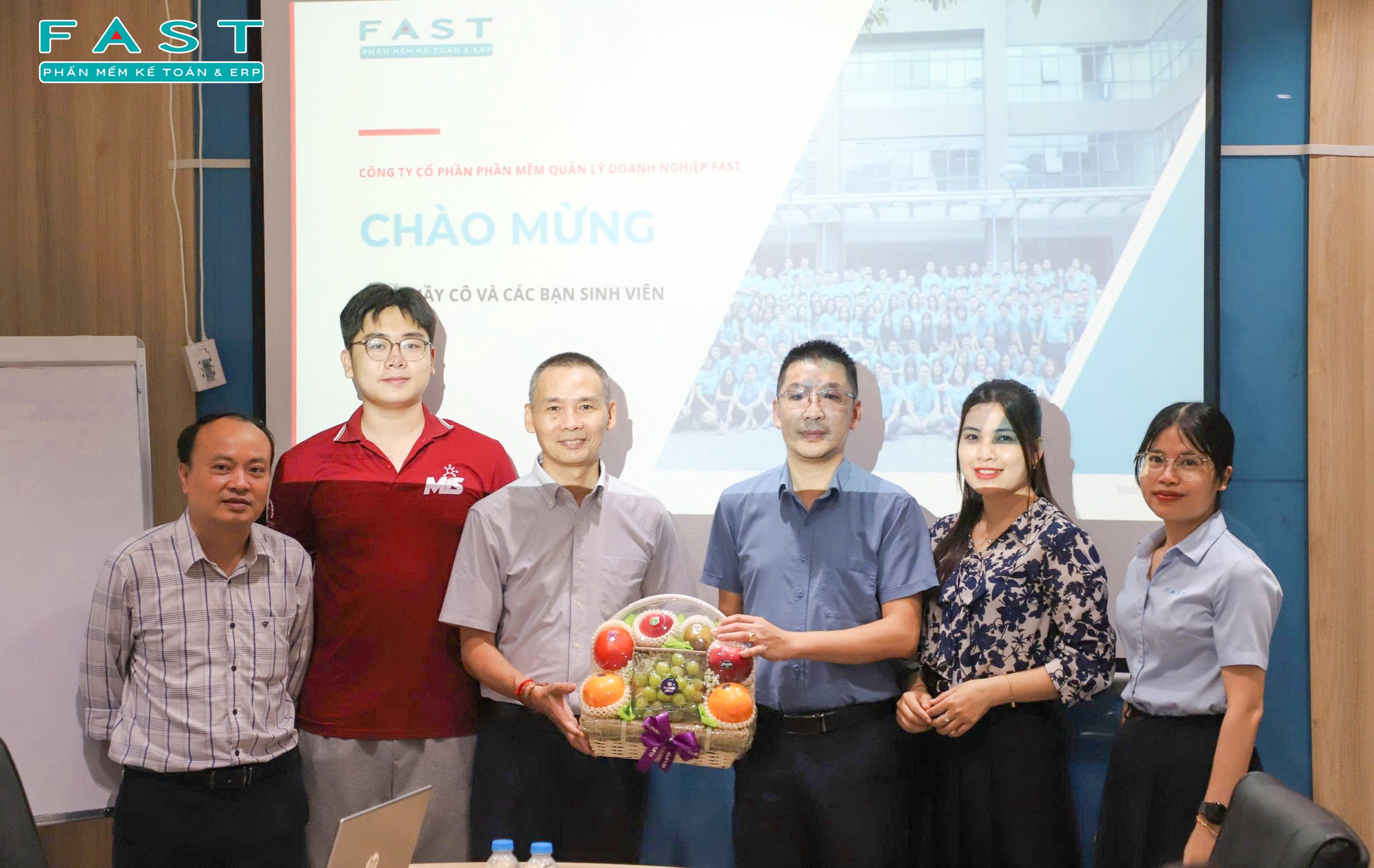 FAST và NEU tổ chức chương trình tham quan doanh nghiệp cho sinh viên 
