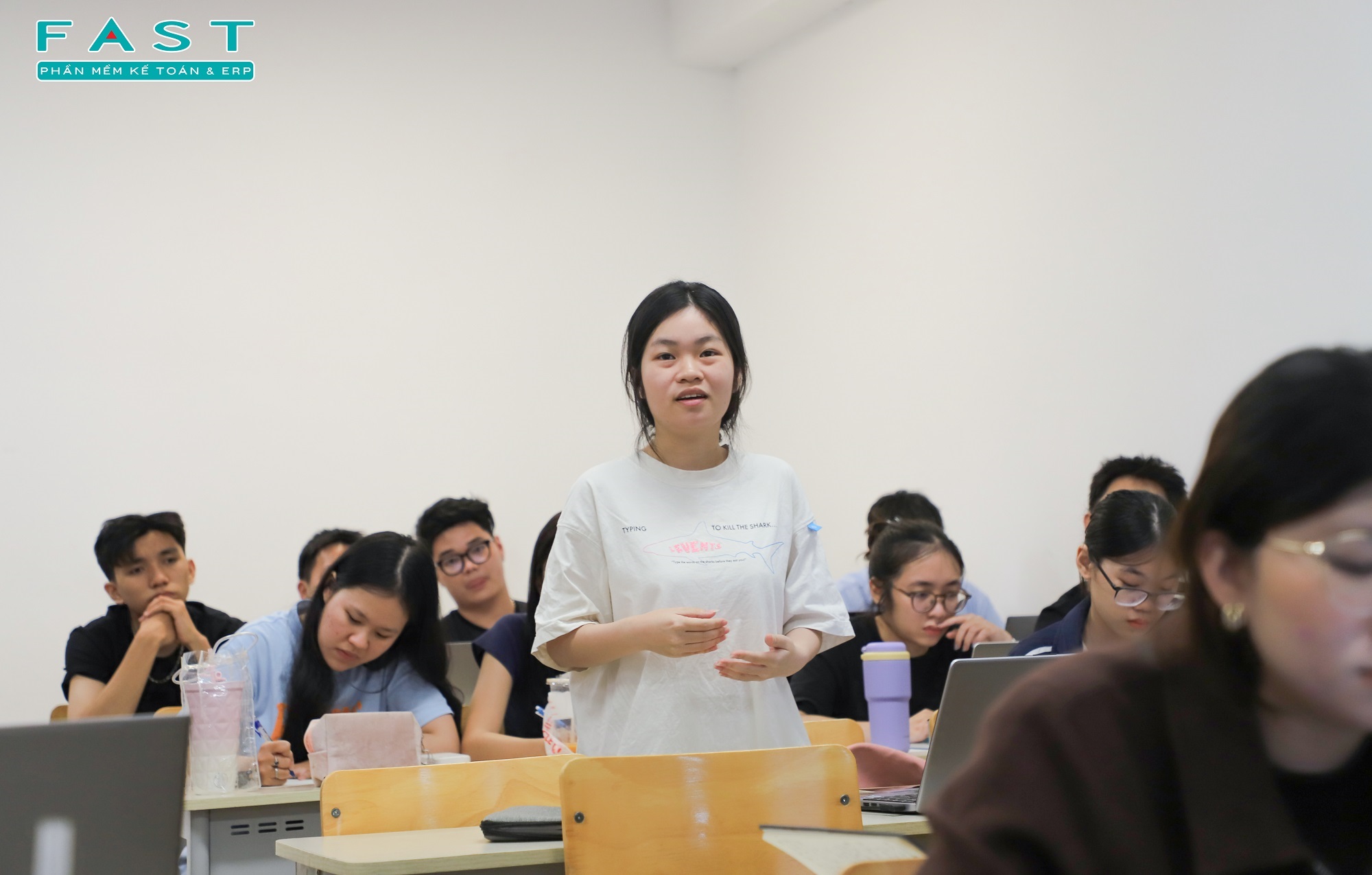 FAST tham dự Guest Speaker về trí tuệ nhân tạo và kế toán tại UEB