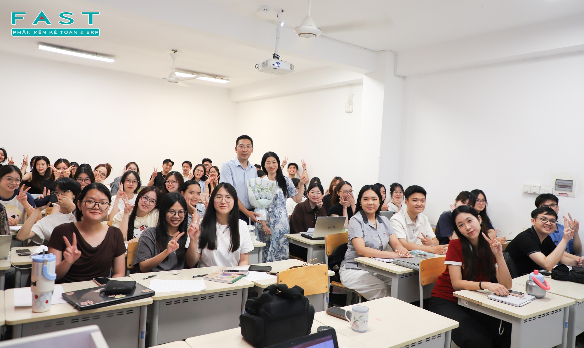 FAST tham dự Guest Speaker về trí tuệ nhân tạo và kế toán tại UEB