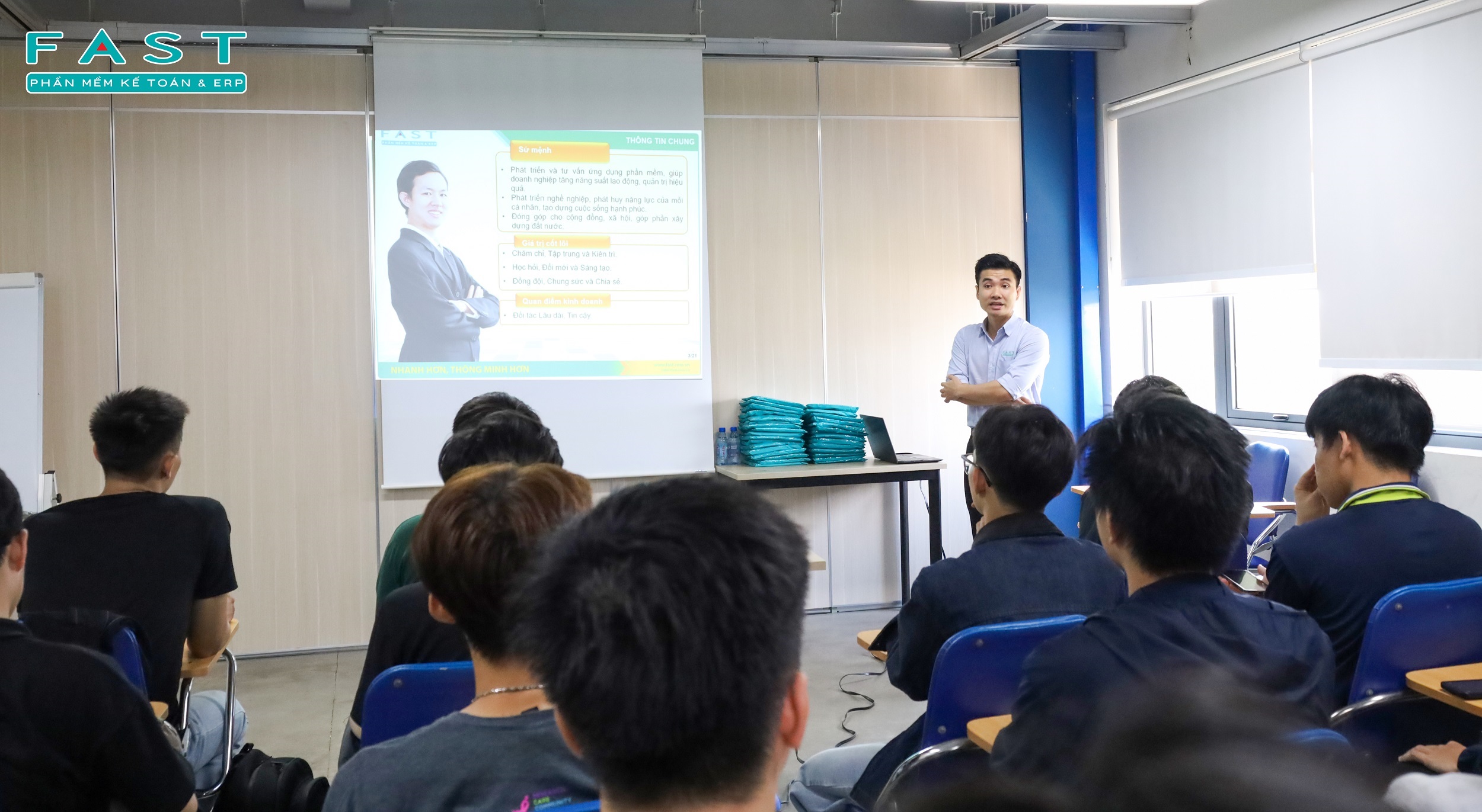 Sinh viên trường Khoa học Tự nhiên - ĐHQG TP.HCM tham quan văn phòng FAST